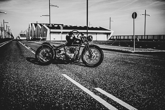 Thriumph thunderbird 5t stadning next to the harbour